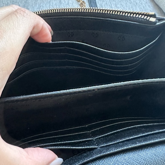 Tory Burch Leather Chain-Link Crossbody Bag - Picture 7 of 16